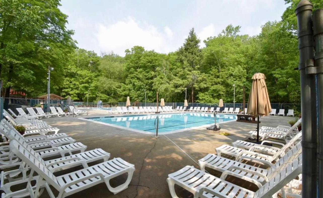 Poconos Modern - Theater - Hot Tub * East Stroudsburg